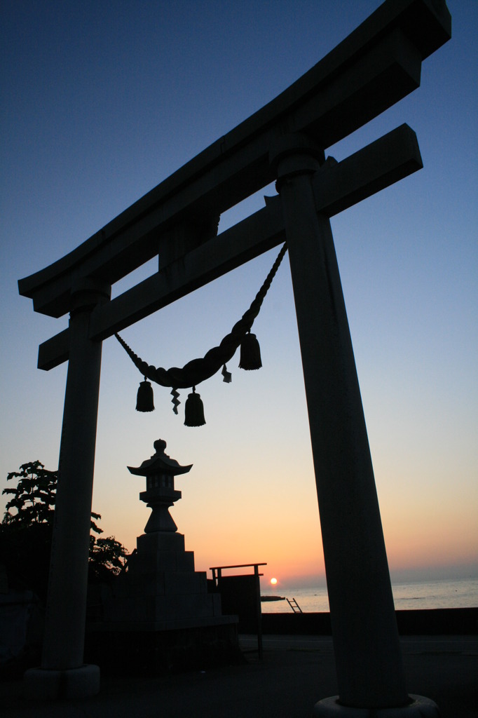 朝日と鳥居