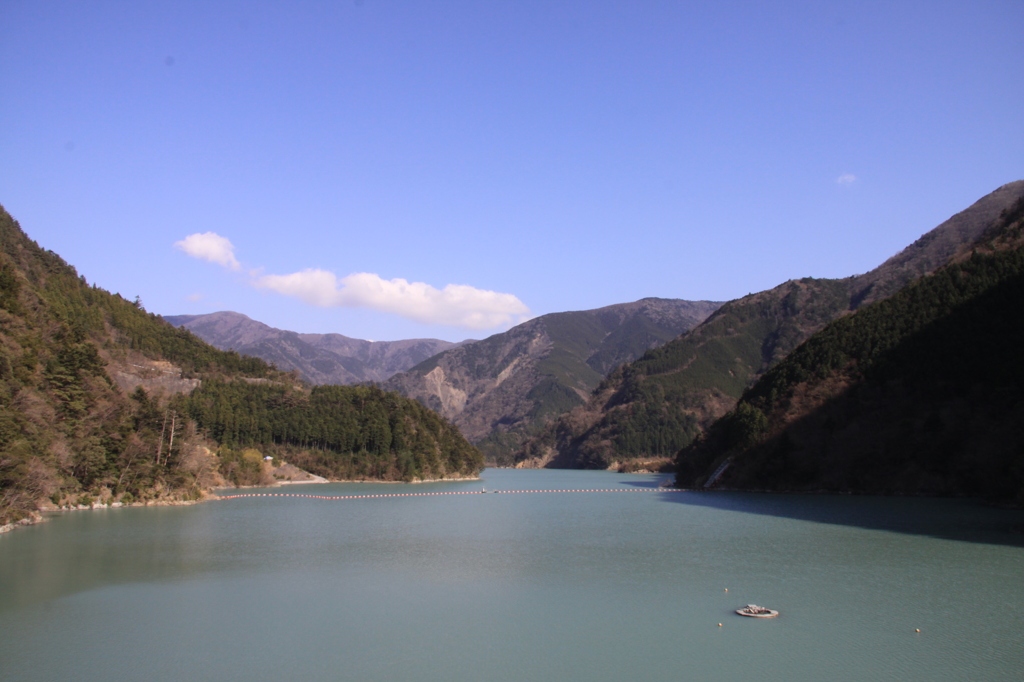 春の湖面