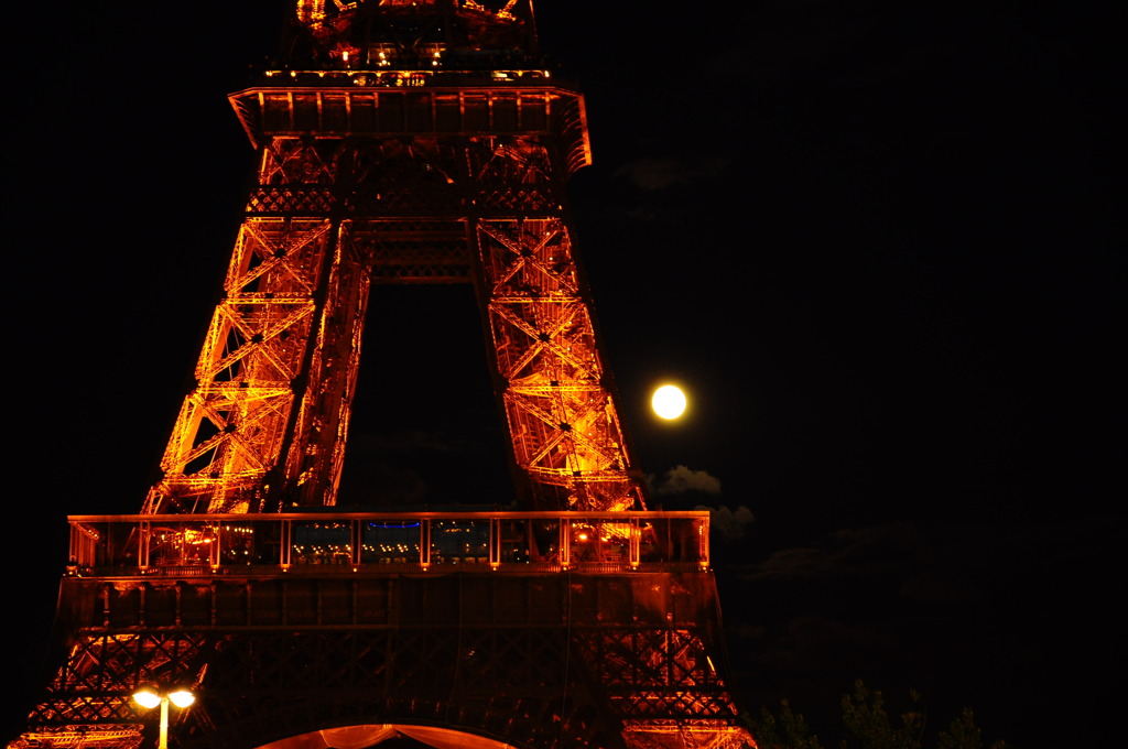 月のエッフェル塔