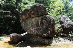 三段岩の自然石
