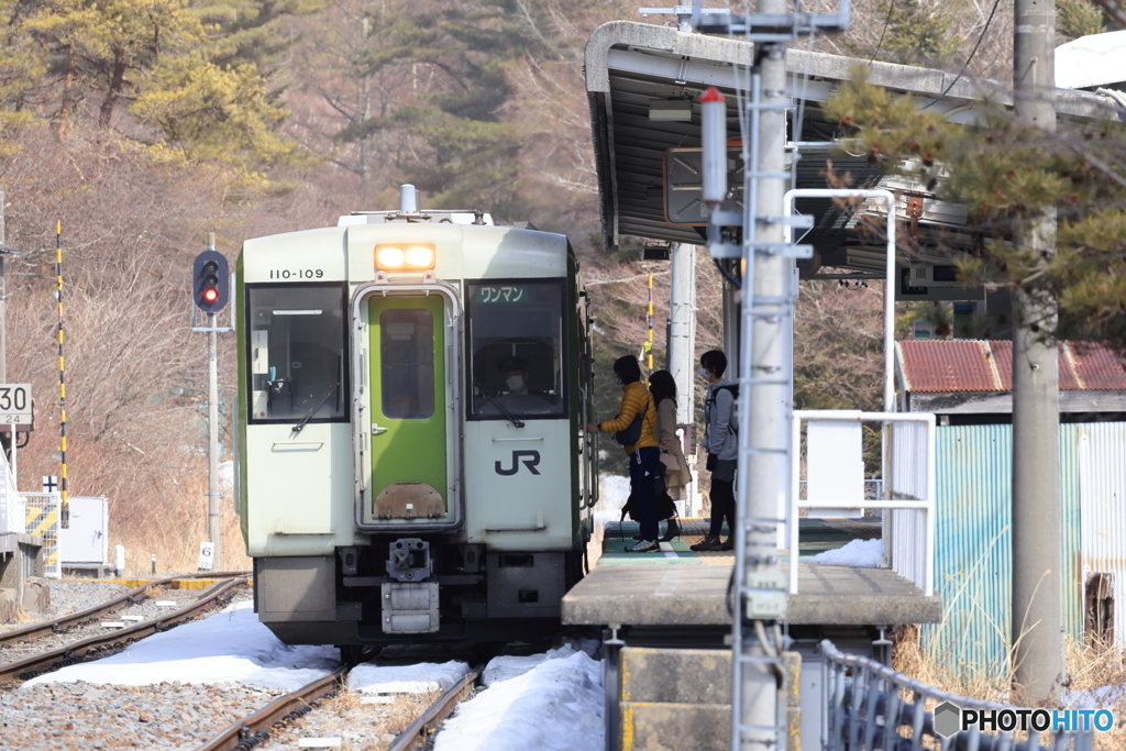 気動車が停車