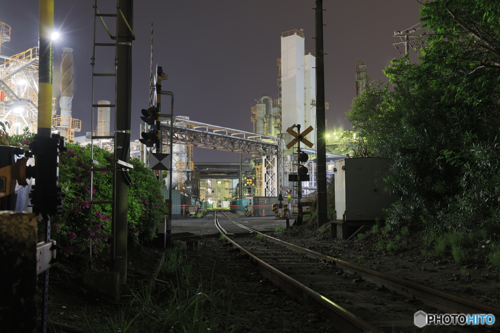 夜の工場の線路