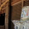 拝殿横の酒樽