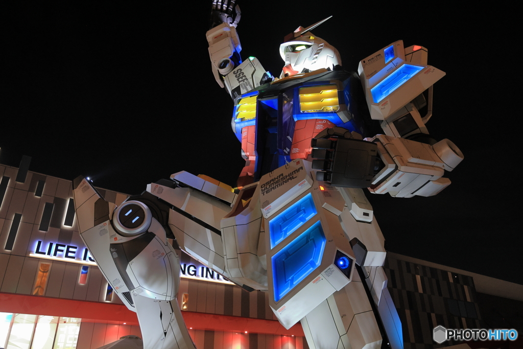 夜のガンダム