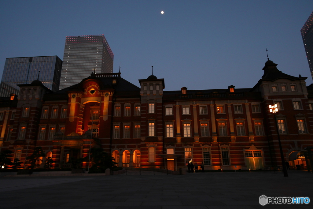 日が暮れた東京駅
