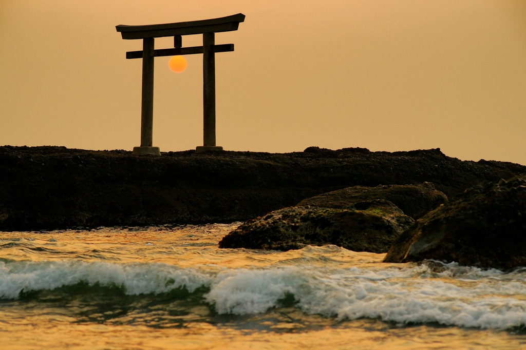 鳥居に灯った提灯