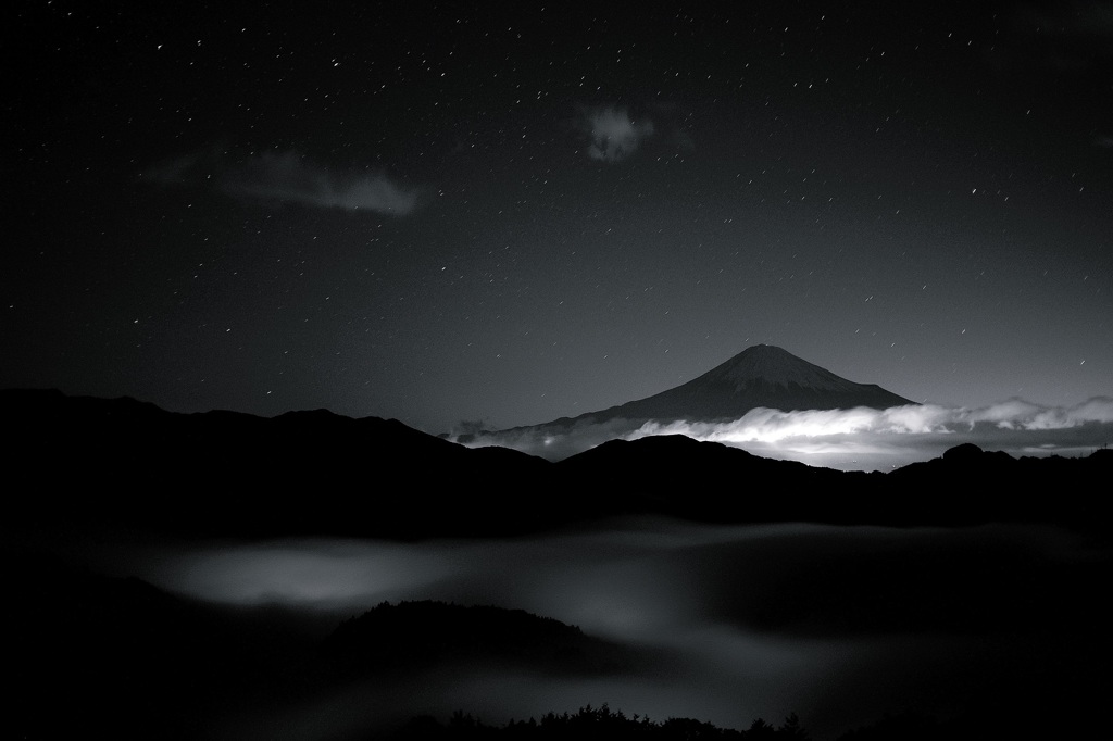 漆黒に浮かぶ富士