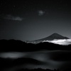 漆黒に浮かぶ富士
