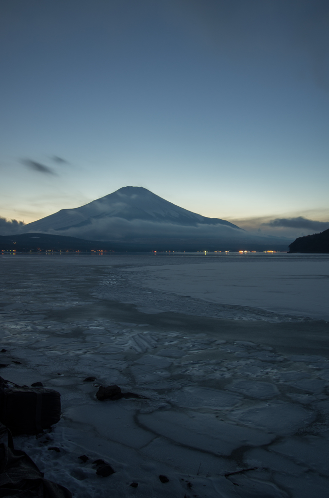 凍てつく山中湖