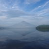 早朝の平の湖畔