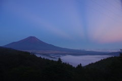 日の出前の朝焼け雲