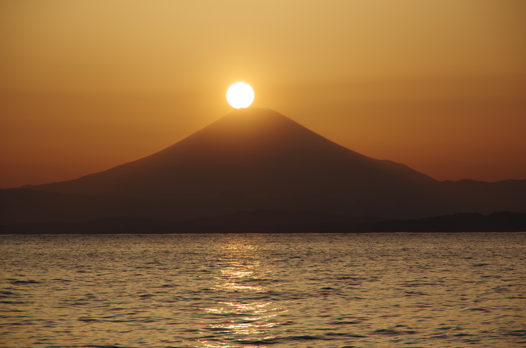 山頂にかかる太陽