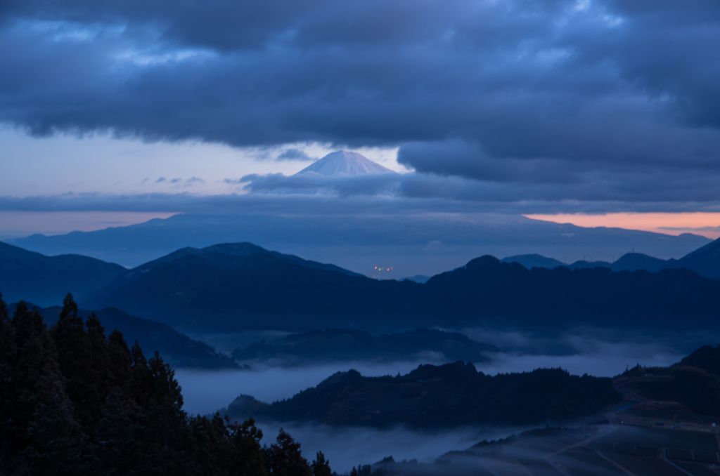 日の出前、薄っすら染まる山頂