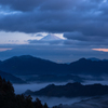 日の出前、薄っすら染まる山頂