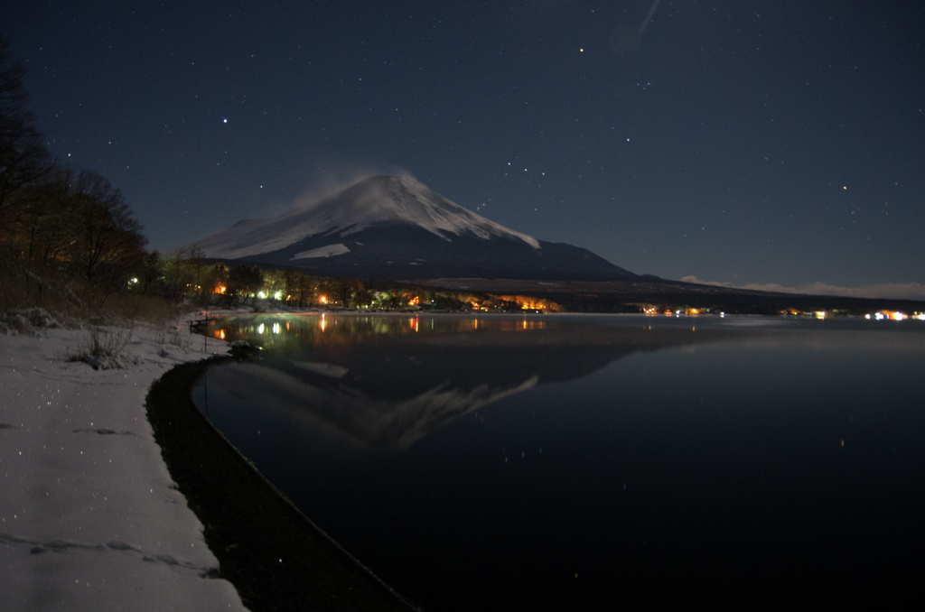 月夜の湖畔