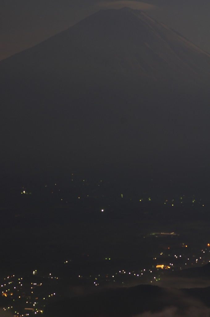 月明かりに照らされる富士山と霧