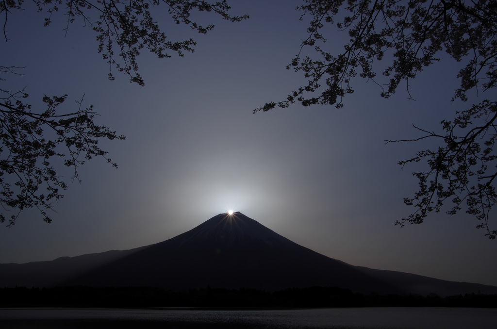 輝く山頂