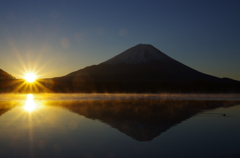 精進湖の朝