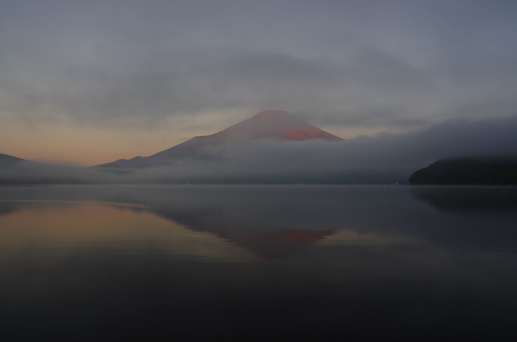 霧の赤富士
