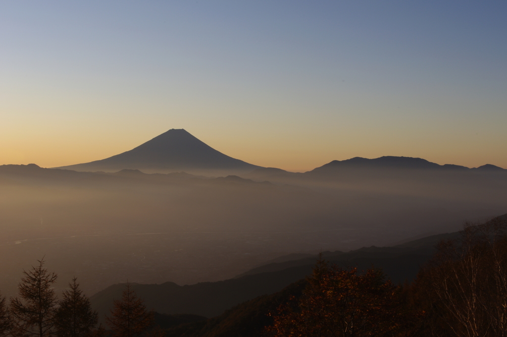 朝霧の上の富士山