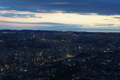 夕暮れと街の灯り