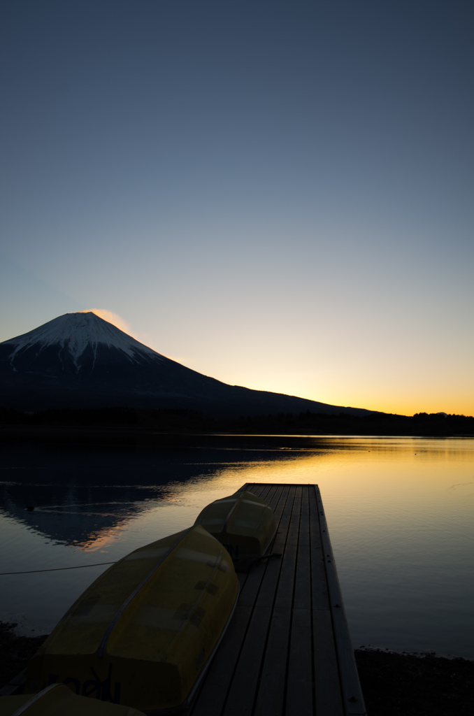 早朝の湖畔