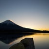 早朝の湖畔