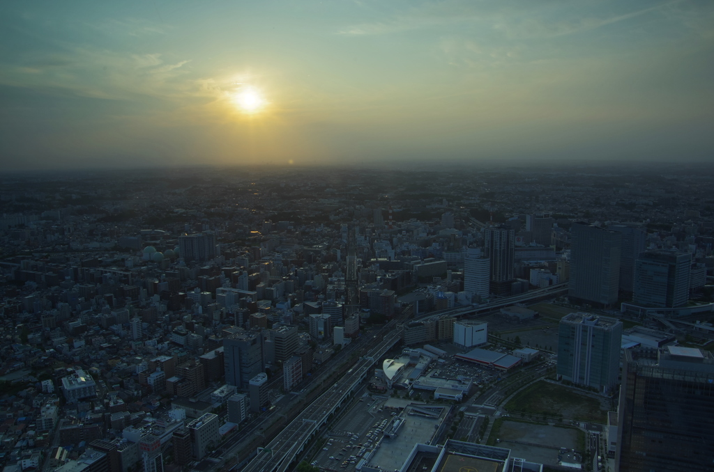 西日射す街