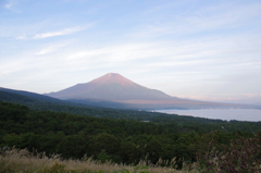 早朝の富士山と山中湖