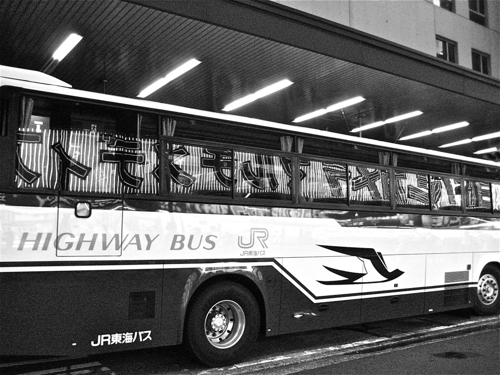 高速バスに映る