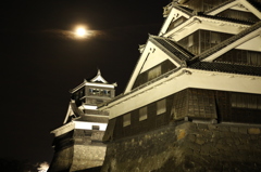 熊本城と月