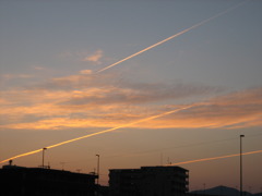 朝焼けの飛行機雲