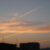朝焼けの飛行機雲