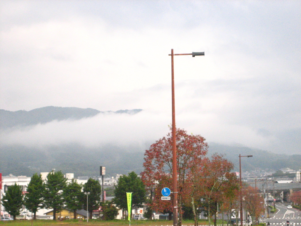 雲海の中より宝満山が！