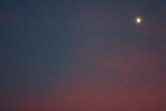 月と夕暮れ