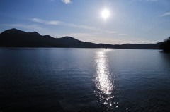 湖面に浮かぶ光の道