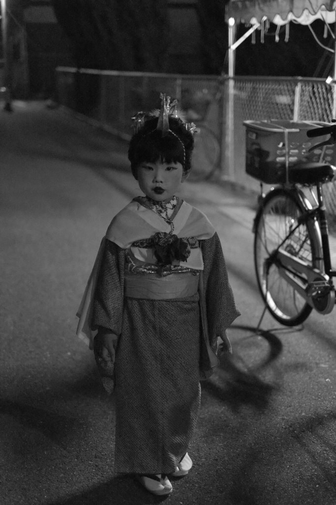 「祭りの少女たち」