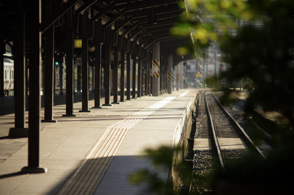 秋の日の駅で