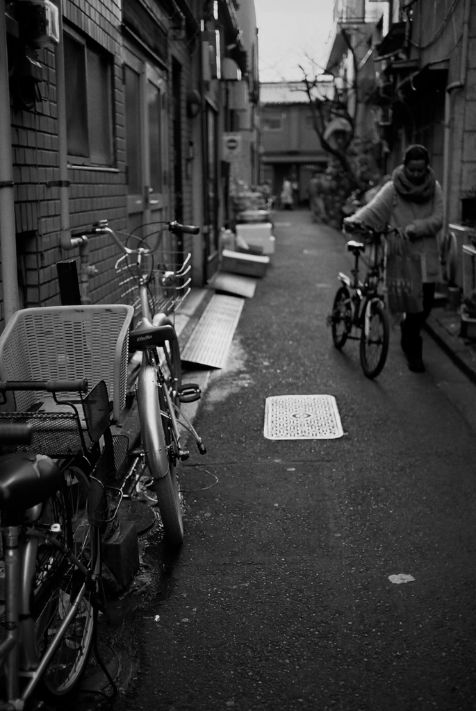 自転車のある路地
