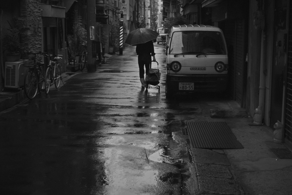 「雨の匂い、路地の光」