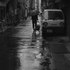 「雨の匂い、路地の光」