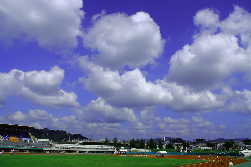 雲迫る競技場