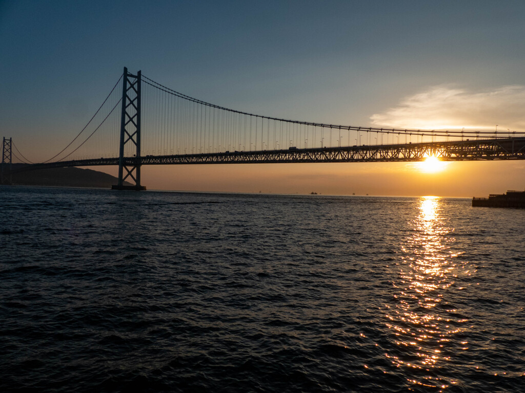 明石海峡大橋と夕陽