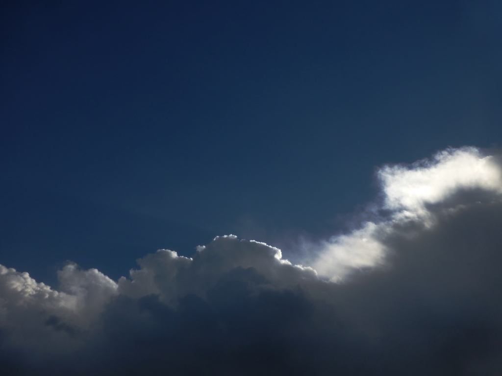 光る雲