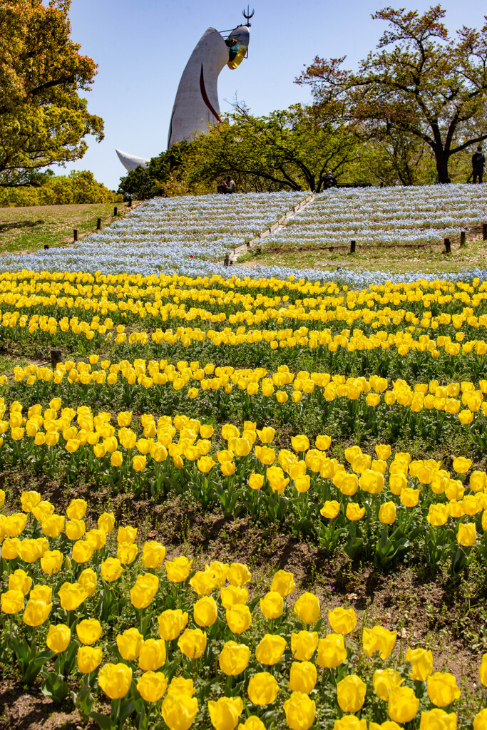 太陽の塔をバックに