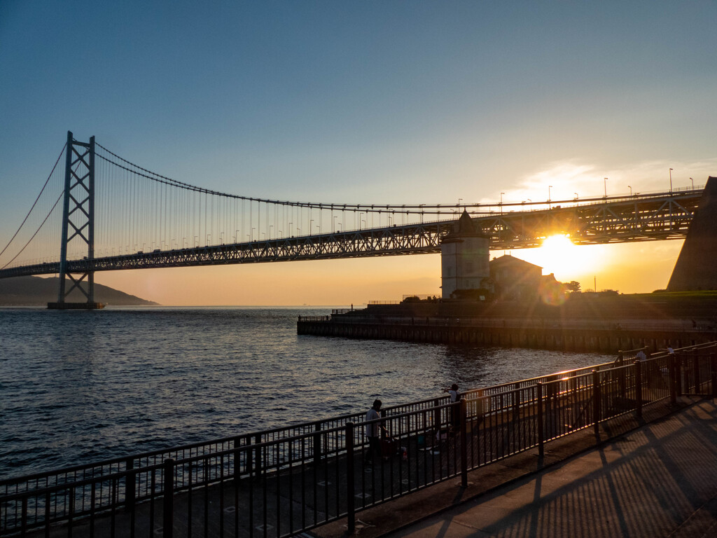 明石海峡大橋と夕陽