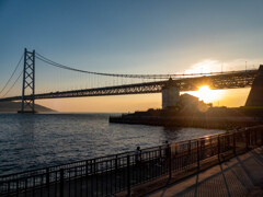 明石海峡大橋と夕陽