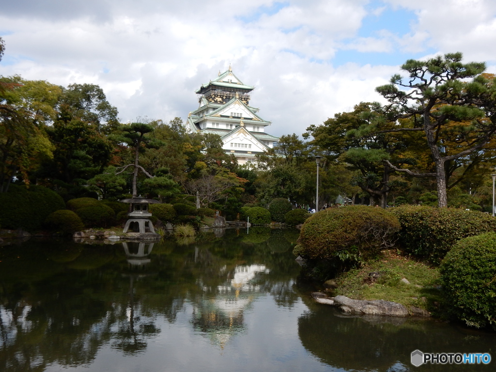 色づき始める大阪城公園
