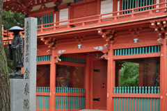 化粧を終えた仁王門