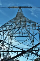 見上げれば・・送電線